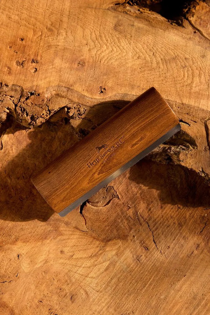 Horseware Signature Shedding Comb - Wood/Natural Fibres